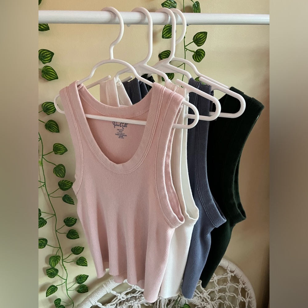 !4 pack! Brandy Melville cropped tank tops